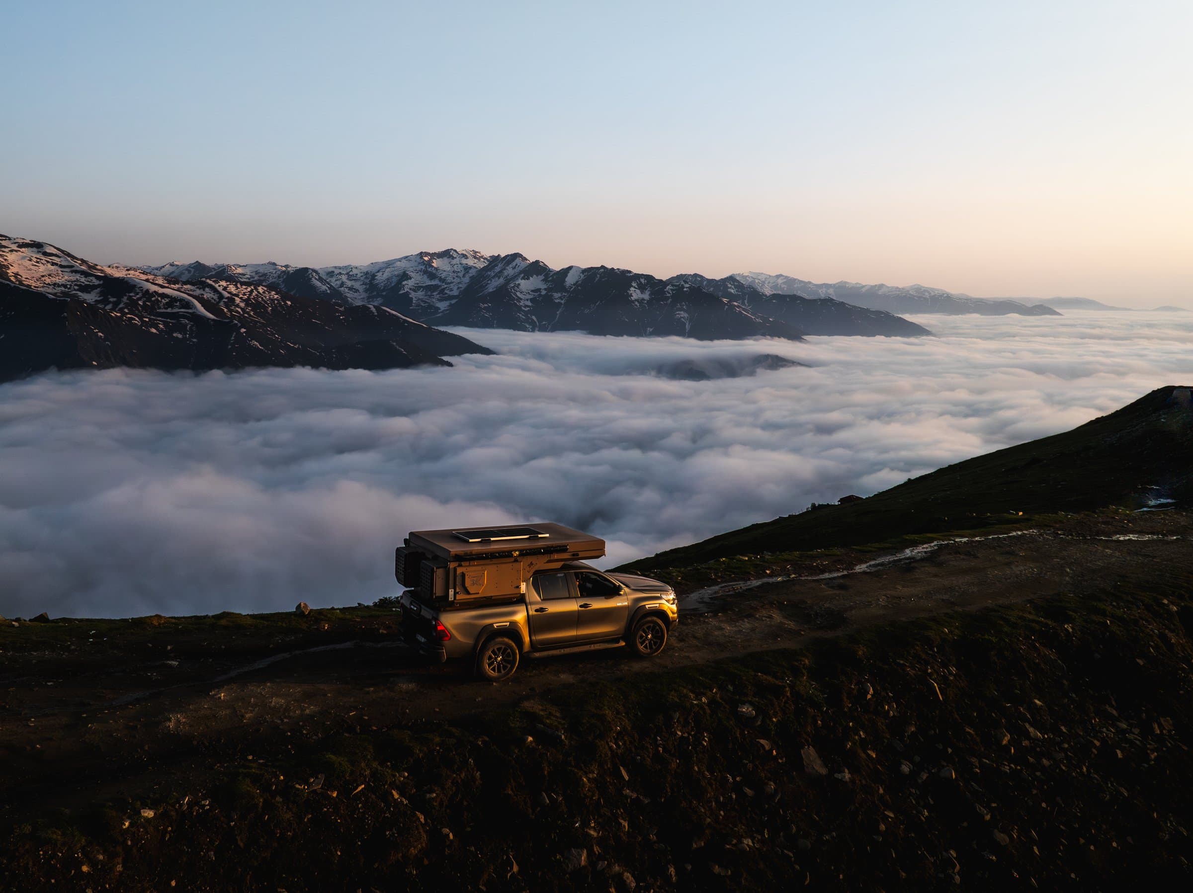 X PLORER sur un pick-up au-dessus d'une mer de nuages
