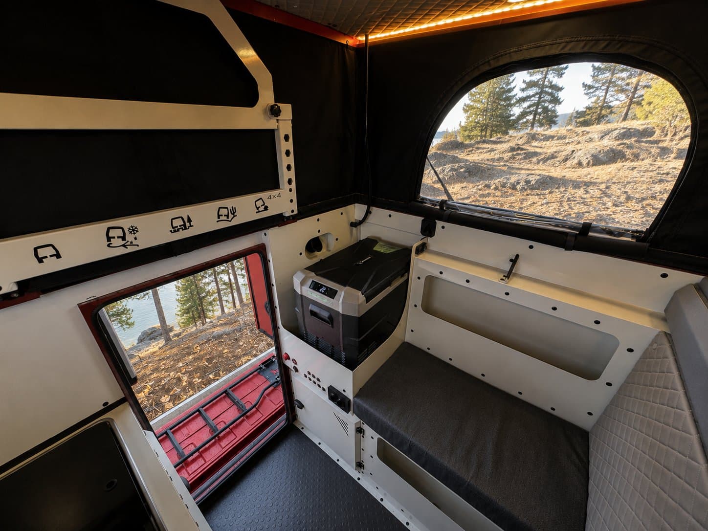 Banquette, réfrigérateur et accès arrière de la X PLORER
