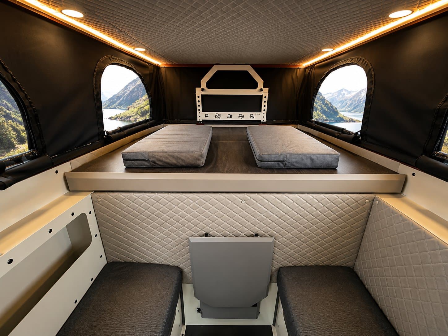 Coin repas de la X PLORER avec table et banquettes