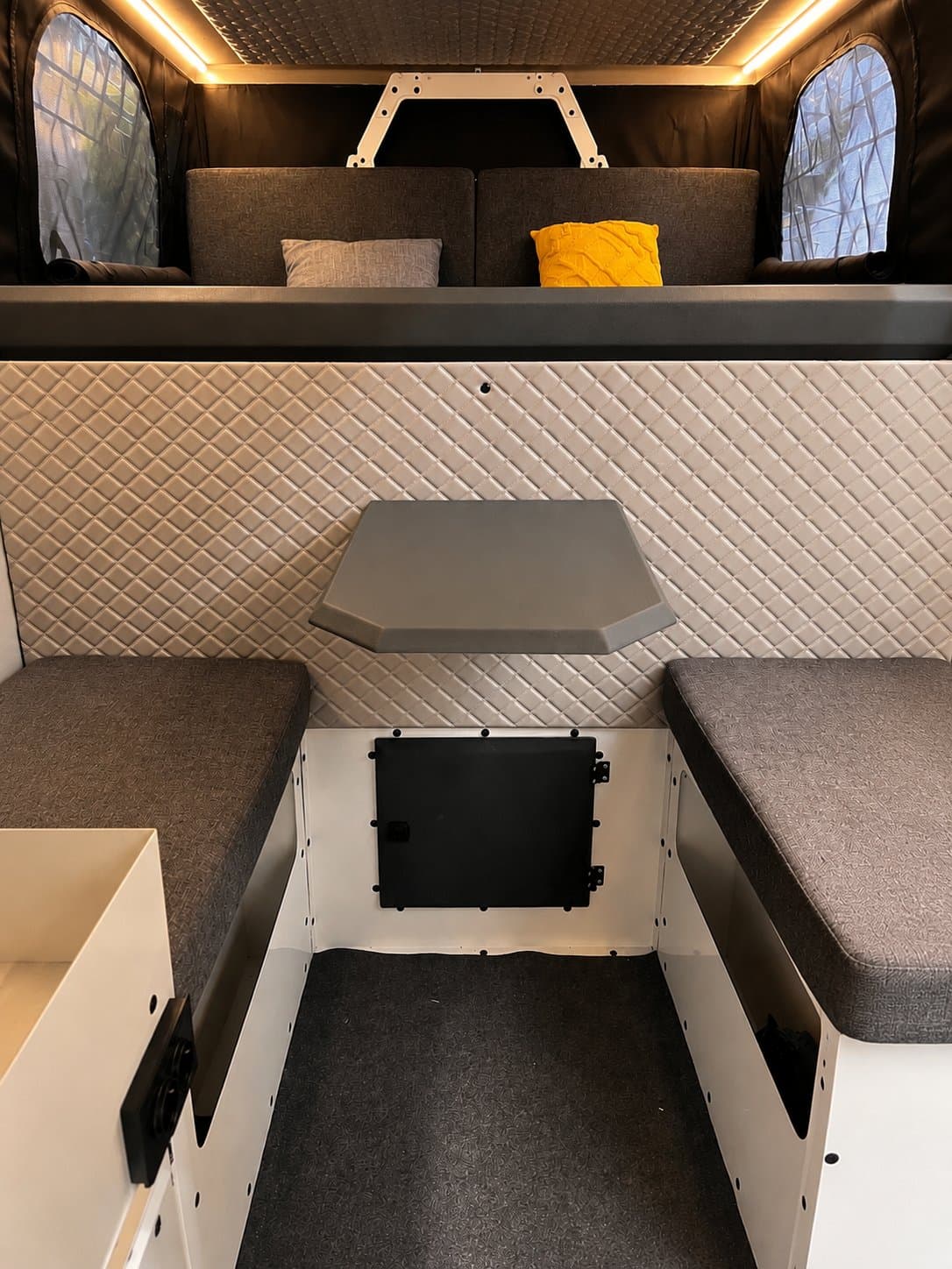 Coin repas sous le couchage relevé de la X PLORER