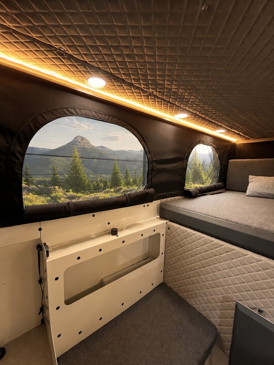 Banquette, rangements et grande fenêtre de la X PLORER
