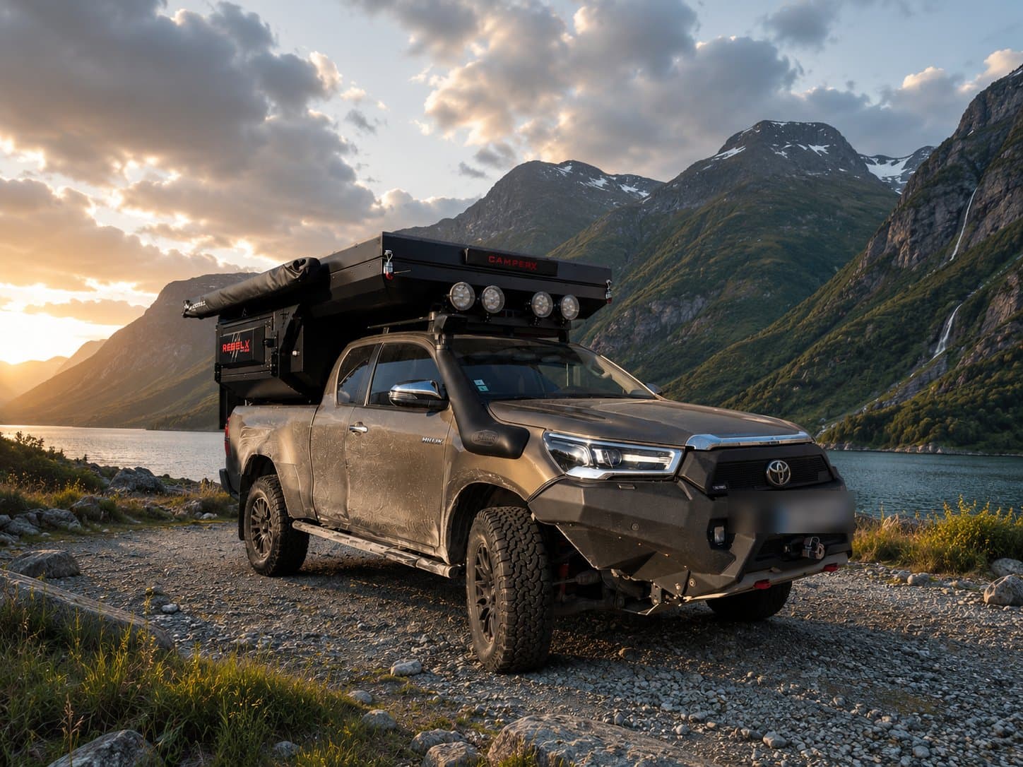 REBEL X sur un Toyota Hilux au bord d'un fjord