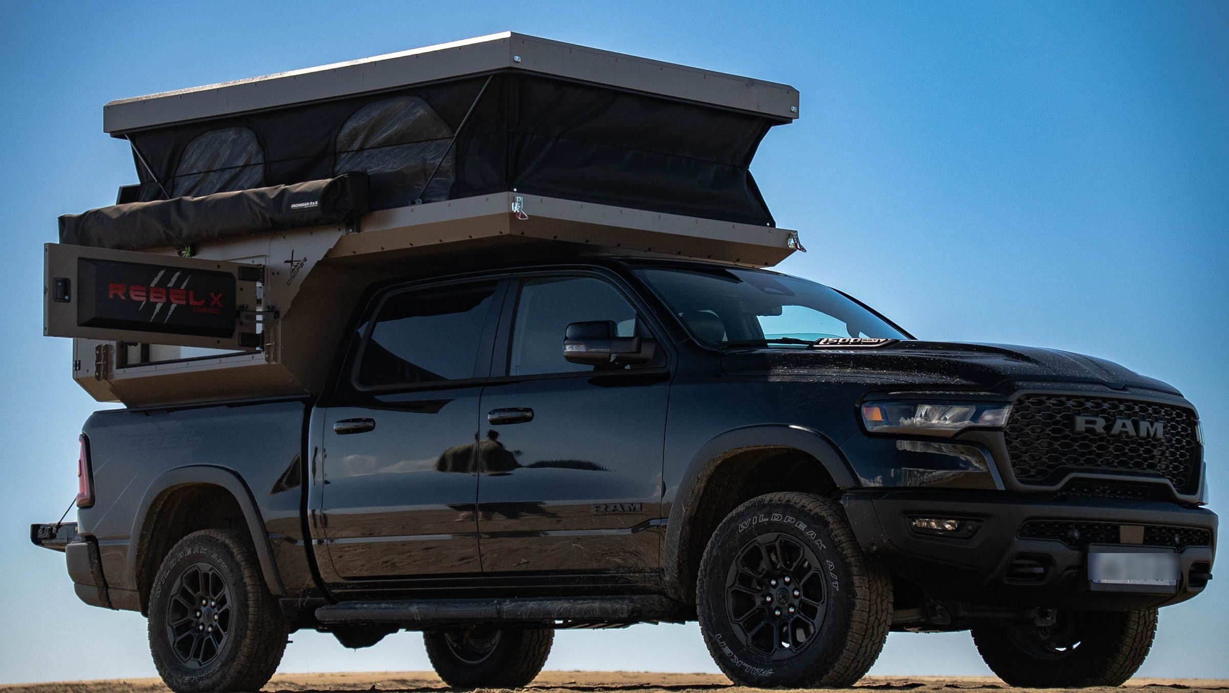 REBEL X avec toit relevé sur un pick-up RAM