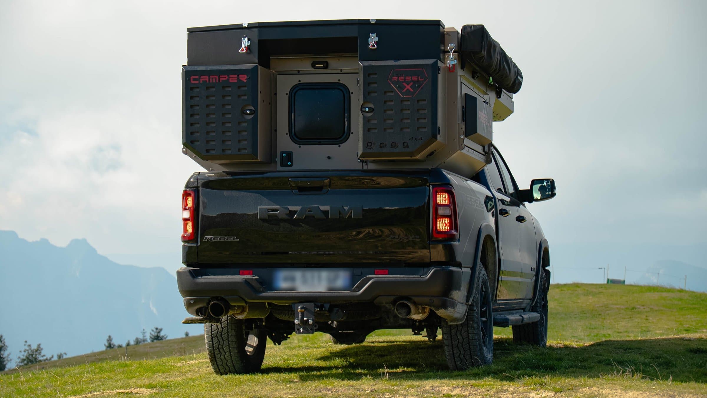 Vue arrière de la REBEL X sur un pick-up RAM