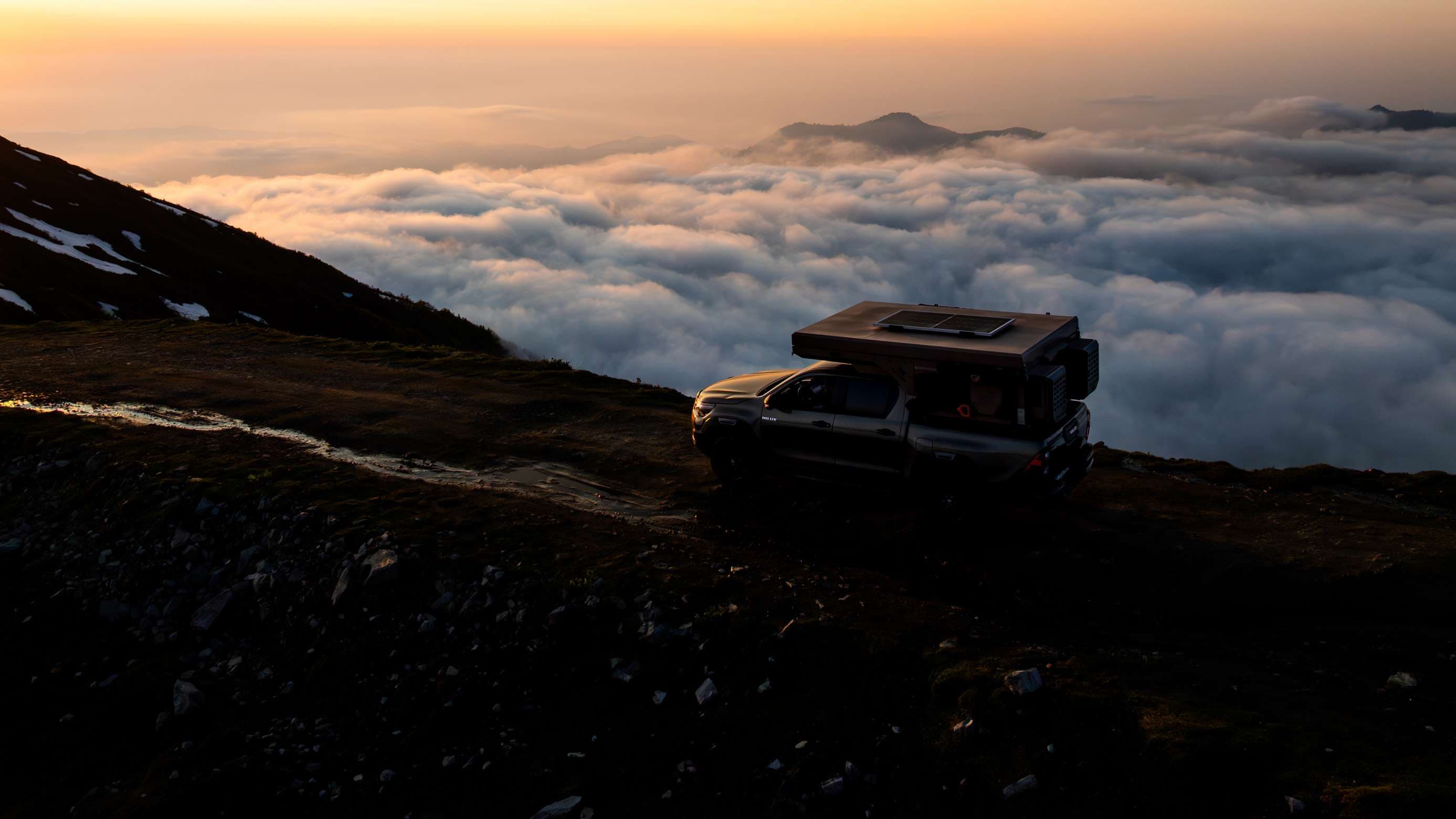 Cellule REBEL X sur un Toyota Hilux face aux montagnes
