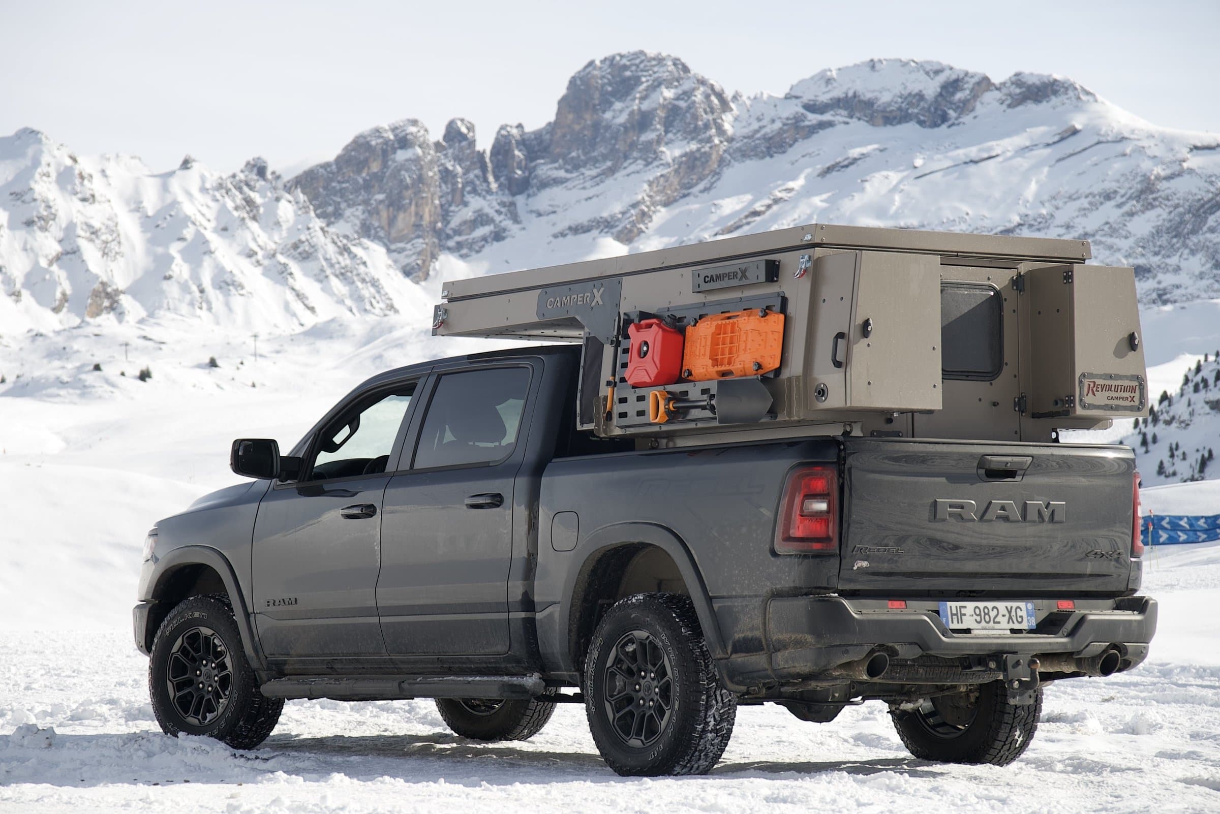 REVO X sur un pick-up RAM dans les montagnes enneigées