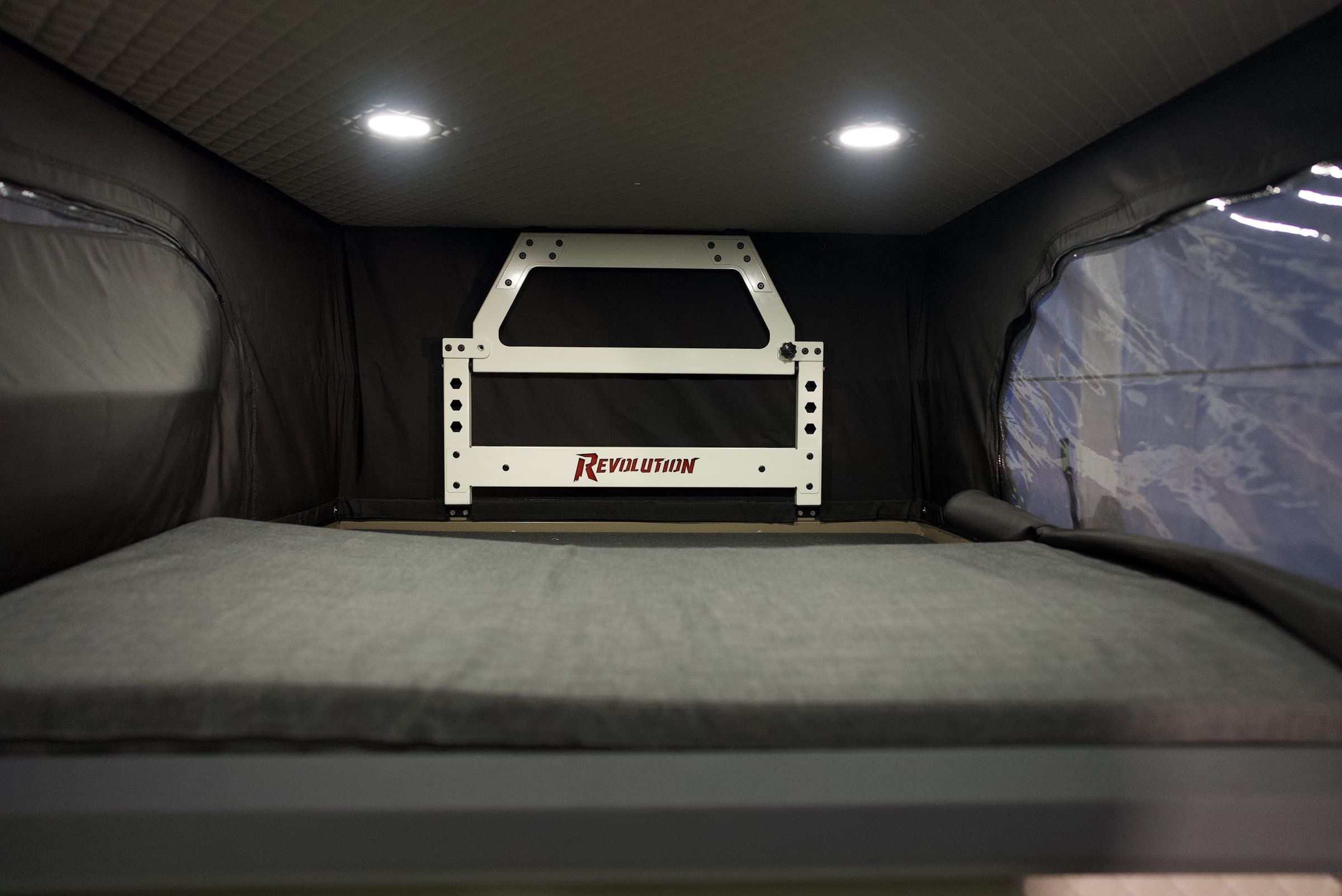 Couchage supérieur de la REVO X avec fenêtres latérales
