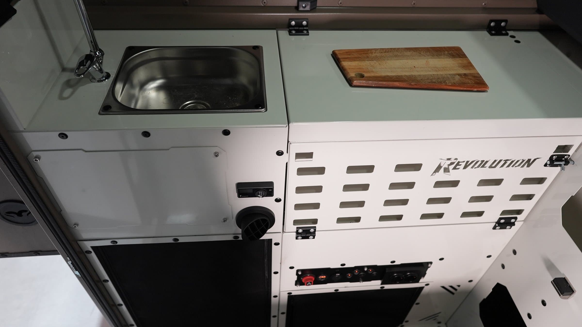 Cuisine intérieure de la REVO X avec évier inox