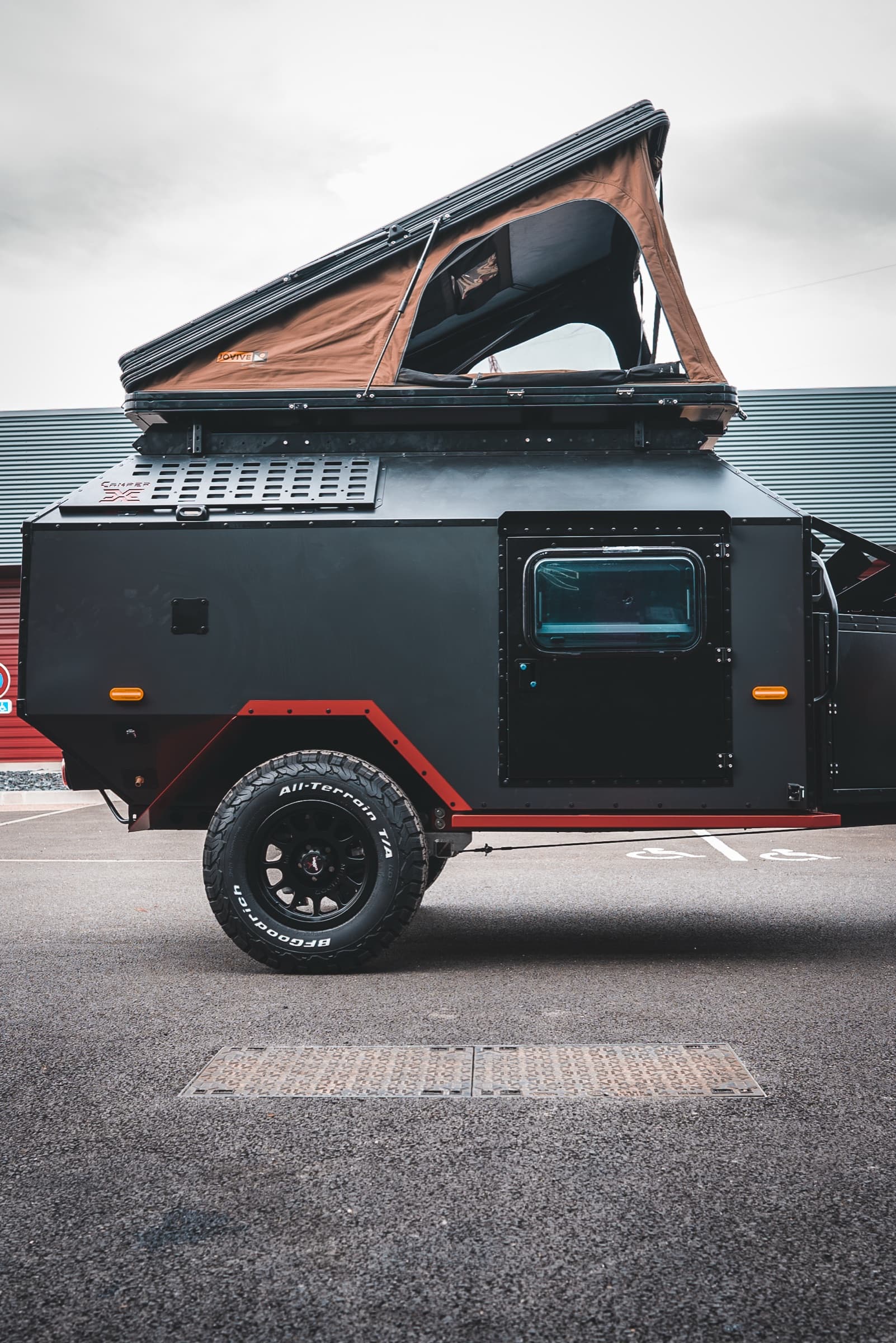 Vue latérale de la remorque XP2 attelée à un pick-up