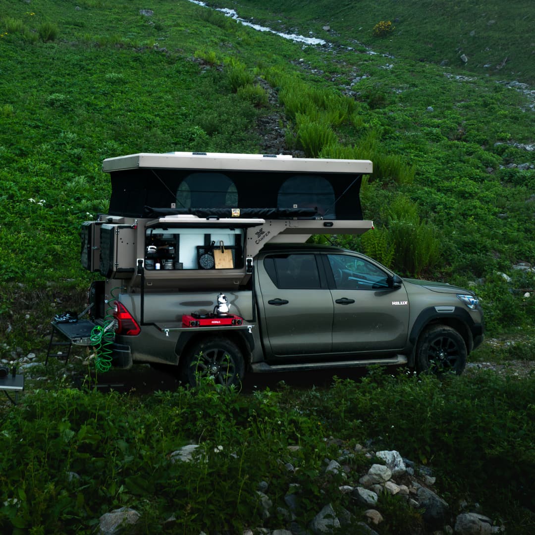 Aménagement et rangements à l’intérieur d’une cellule pick-up CAMPER-X