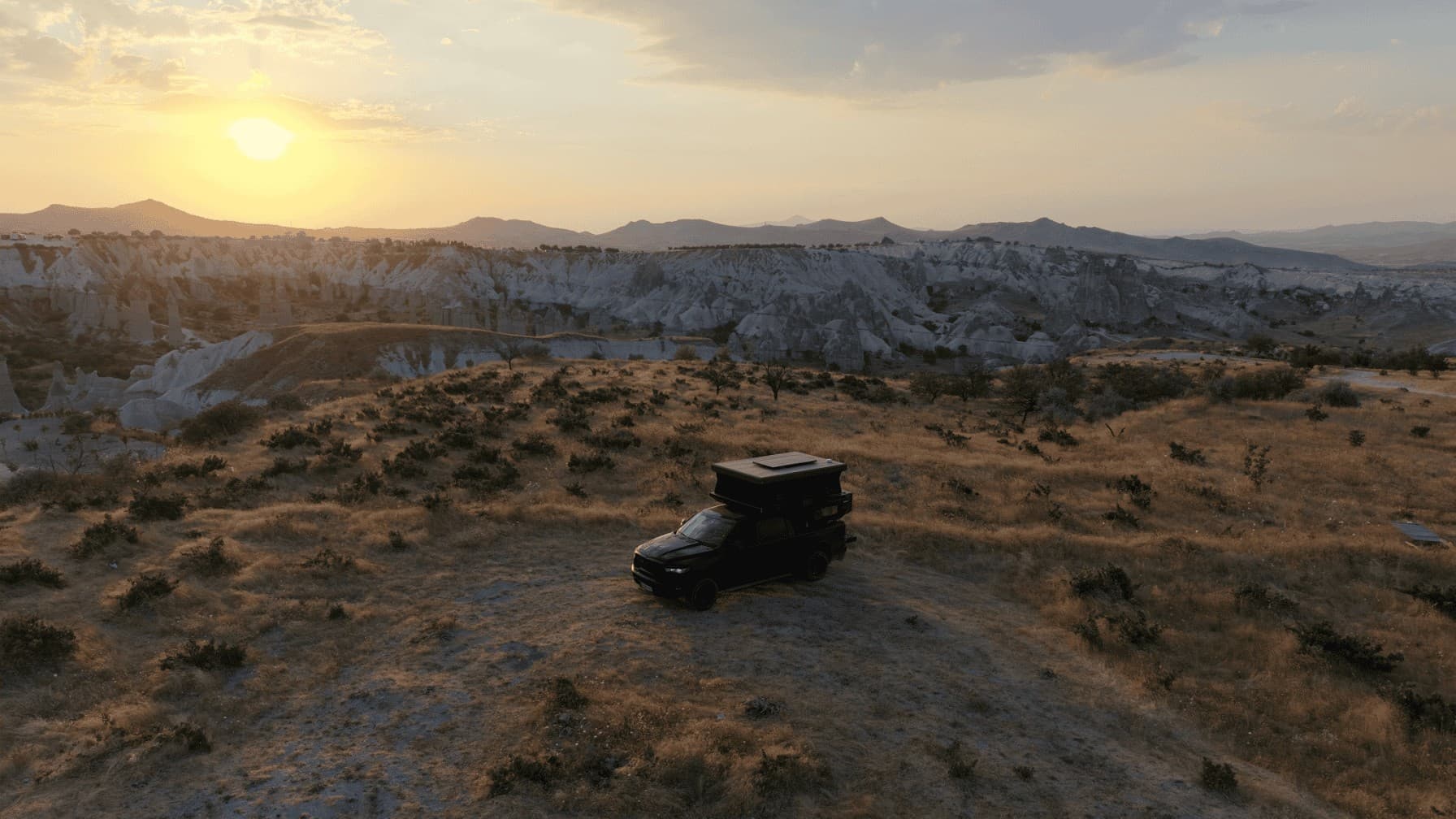Pick-up avec cellule CAMPER-X installé sur un emplacement de bivouac