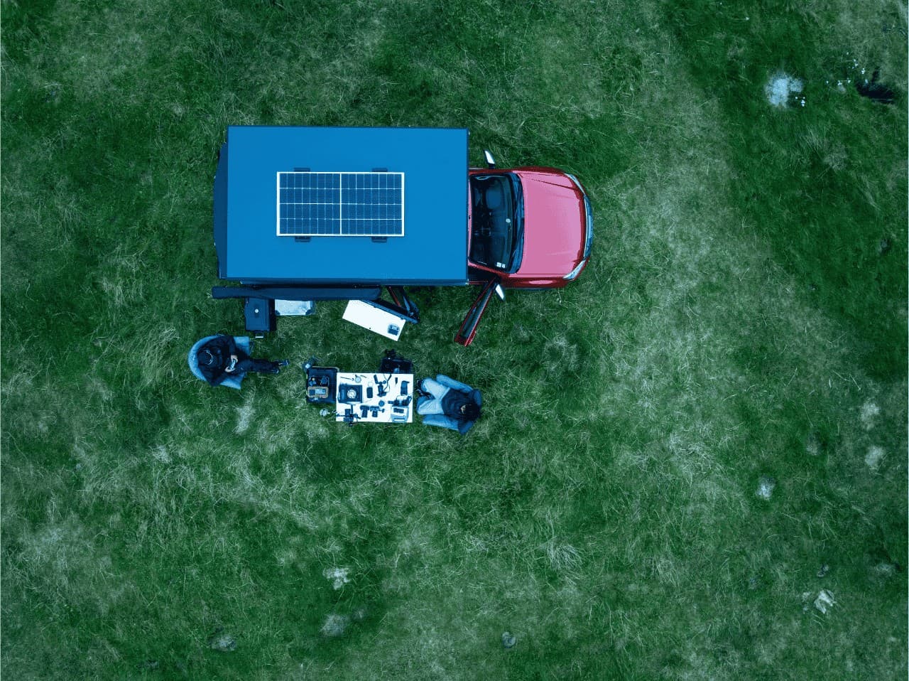 Cellule CAMPER-X en bivouac avec installation autonome