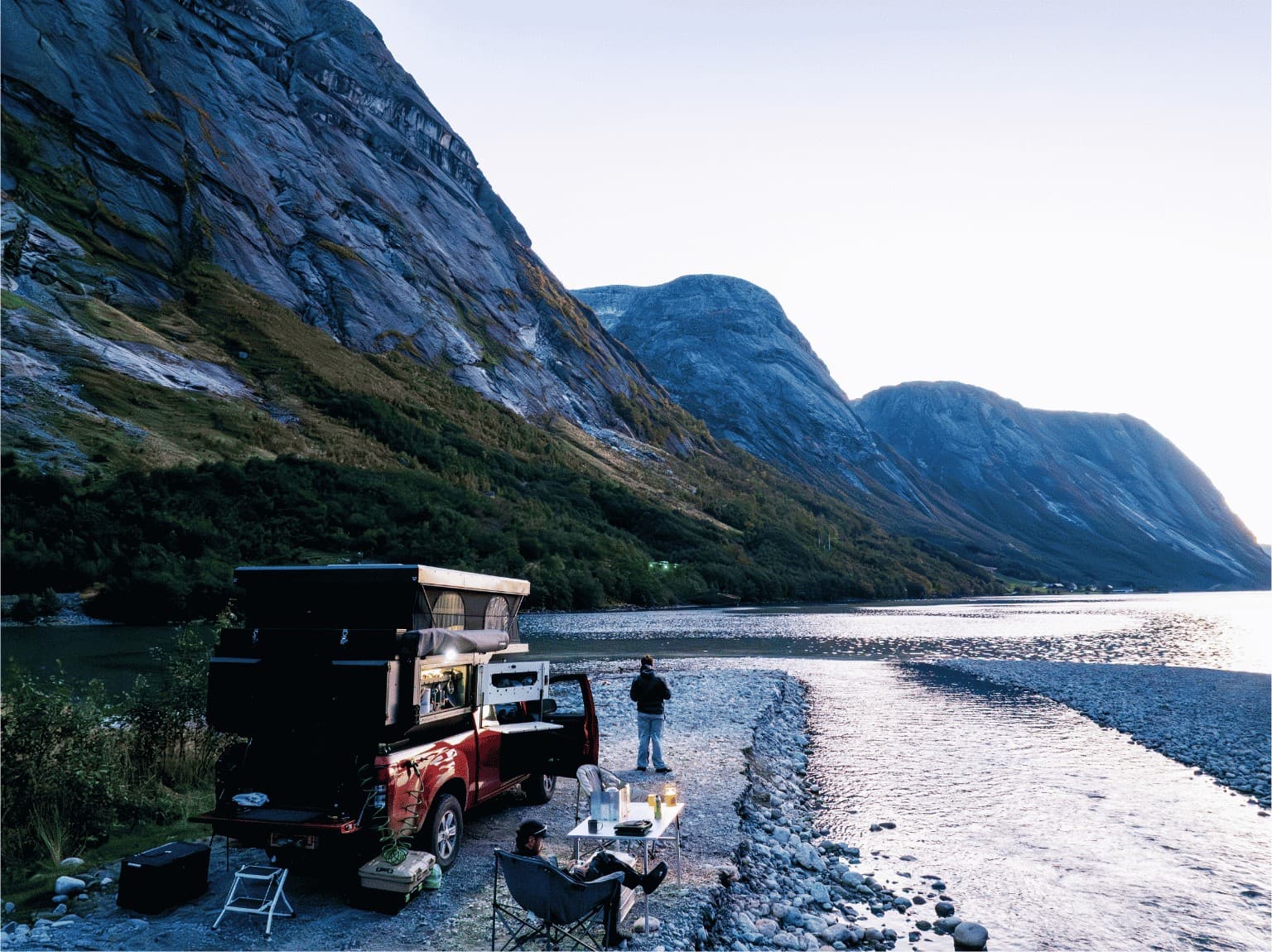 Pick-up équipé d’une cellule CAMPER-X installé en bivouac