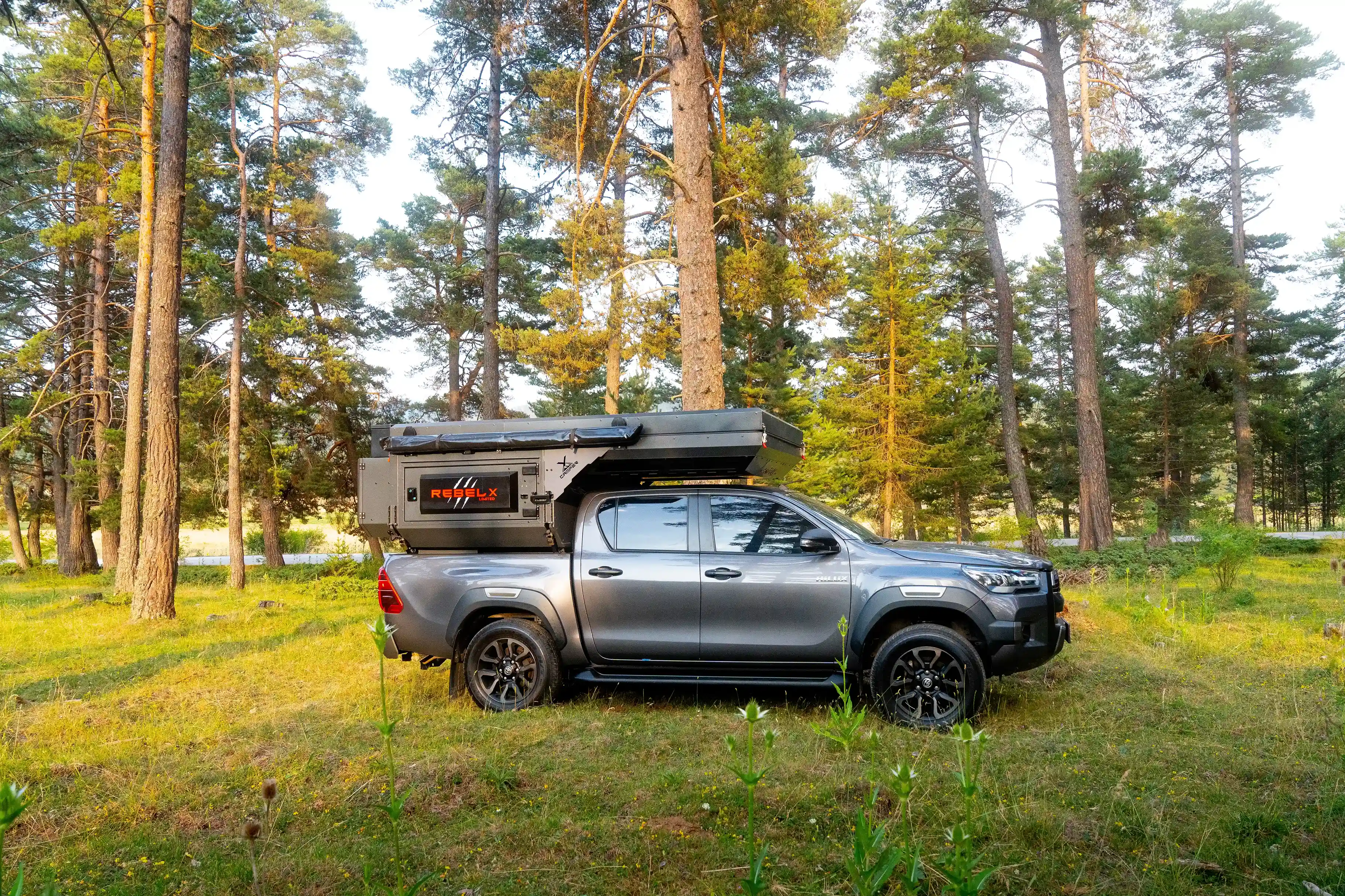 Pneus tout-terrain sur un pick-up équipé d’une cellule CAMPER-X
