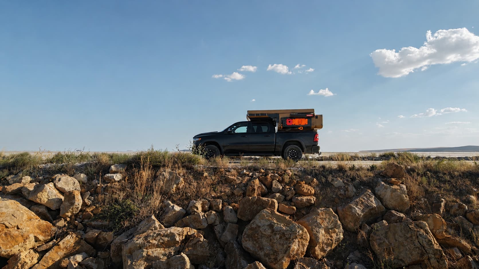 Toyota Hilux équipé d’une cellule pick-up CAMPER-X Rebel X en forêt