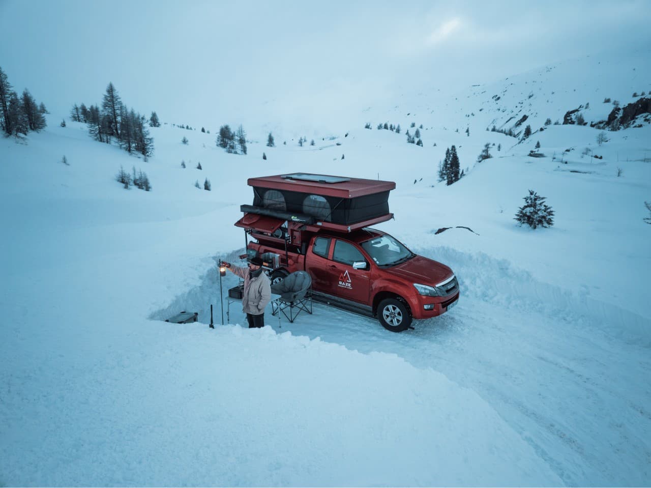 Cellule pick-up CAMPER-X en bivouac dans la neige