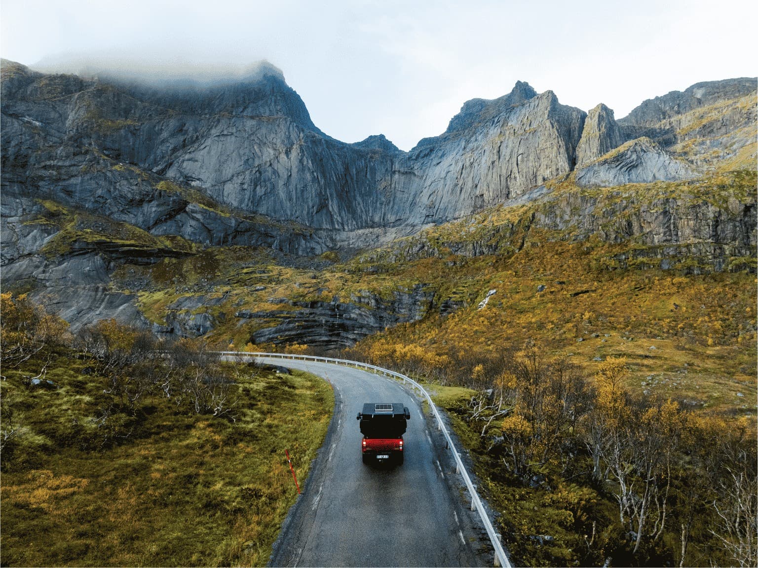 Cellule pick-up CAMPER-X en bivouac avec panneau solaire sur le toit