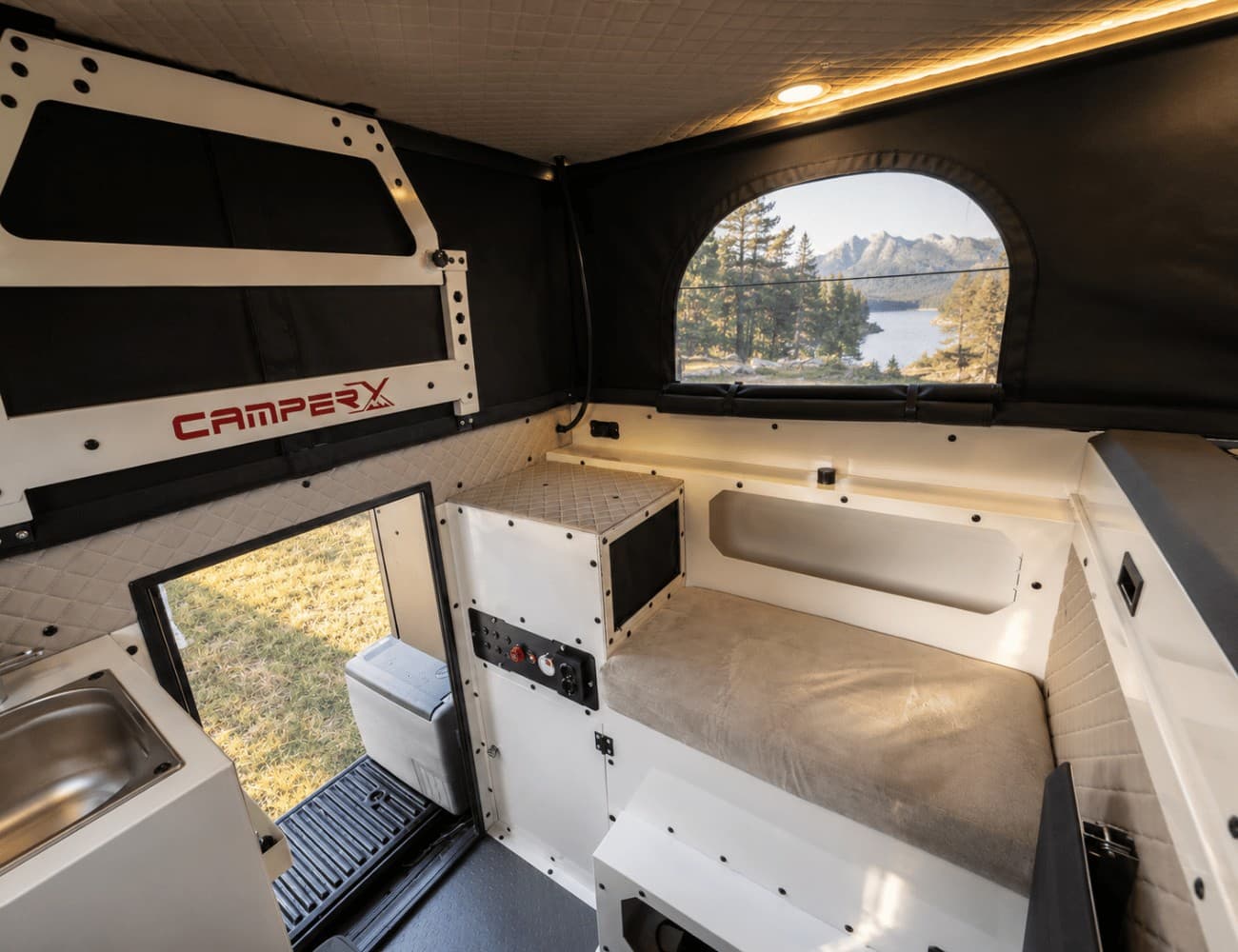 Rangements intérieurs d’une cellule pick-up CAMPER-X pour un voyage en famille