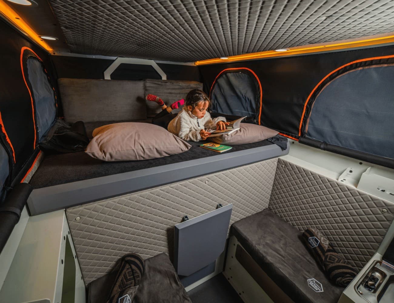 Famille en voyage avec une cellule pick-up CAMPER-X