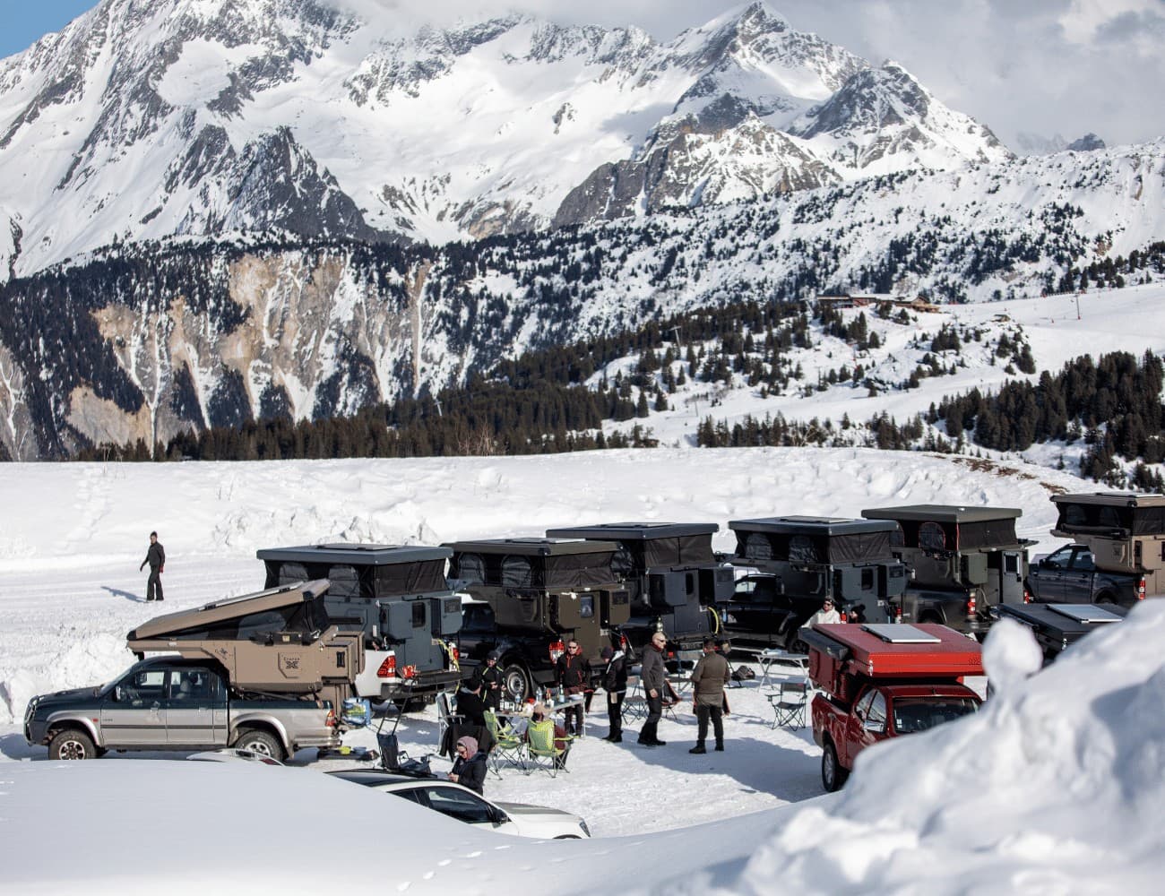 Famille voyageant avec une cellule pick-up CAMPER-X en bivouac