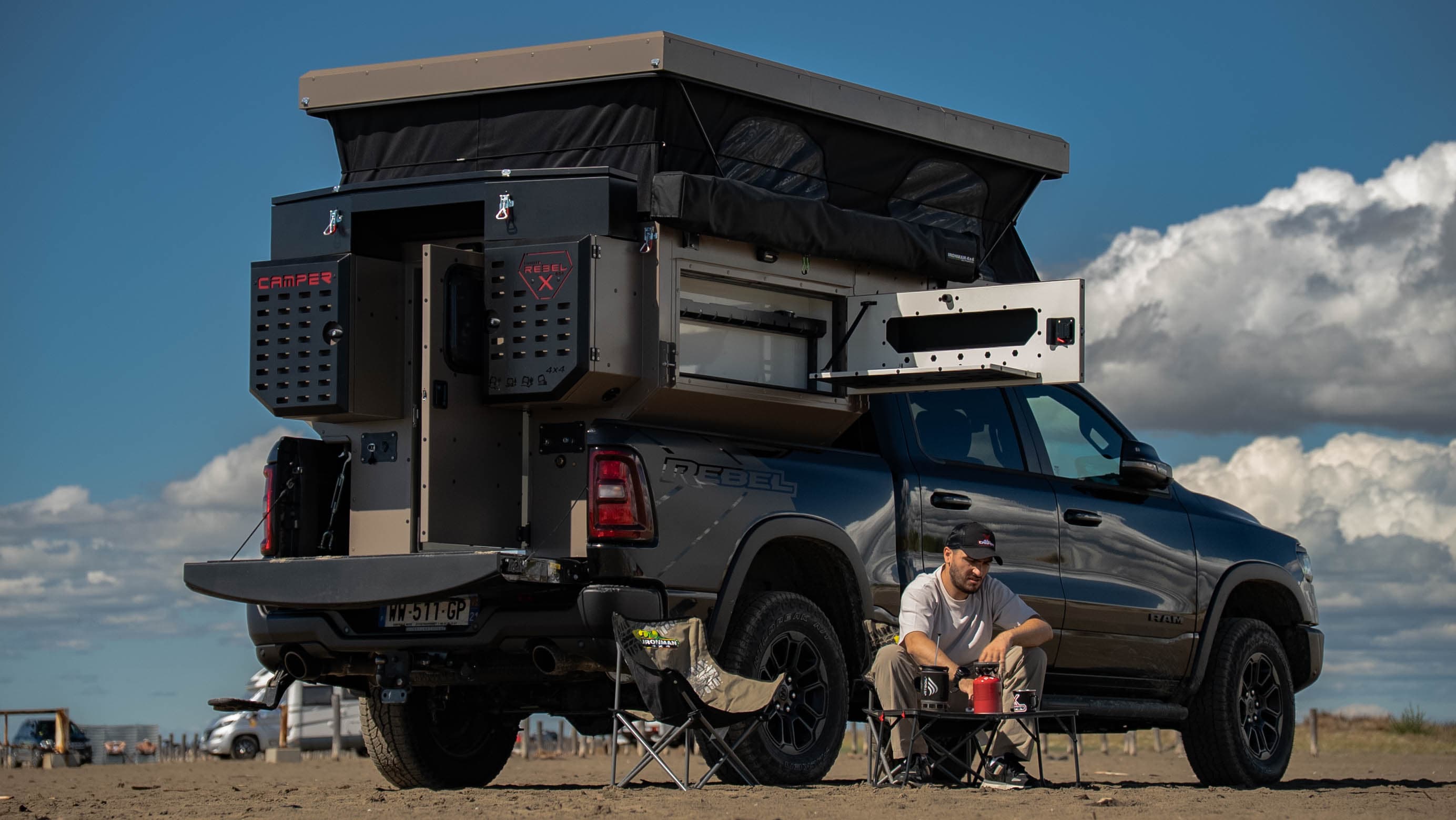 Cellule pick-up CAMPER-X REBEL X, portes arrière ouvertes, installée sur un pick-up RAM